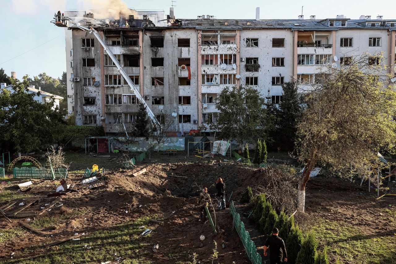 In de westelijke stad Lviv werd dinsdag een flatgebouw zwaar beschadigd door een Russische luchtaanval.