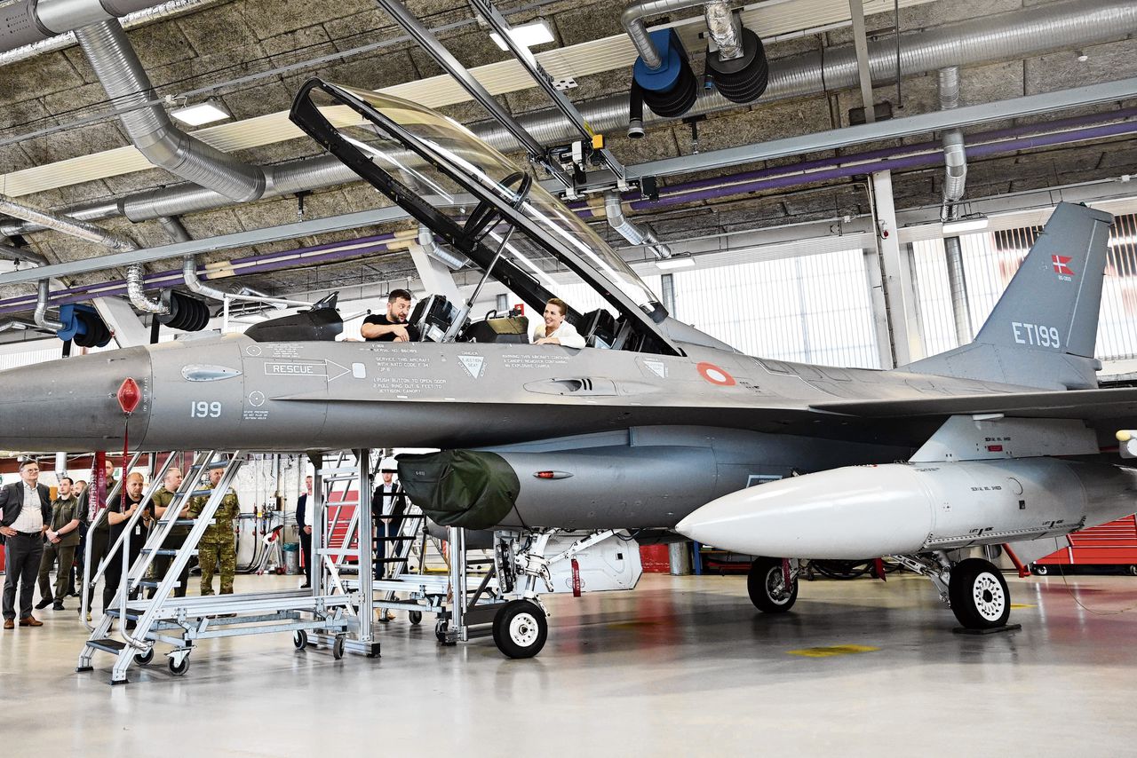 De Oekraïense president Volodymyr Zelensky en premier Mette Frederiksen in een F-16-gevechtsvliegtuig op een vliegbasis in het noorden van Denemarken.