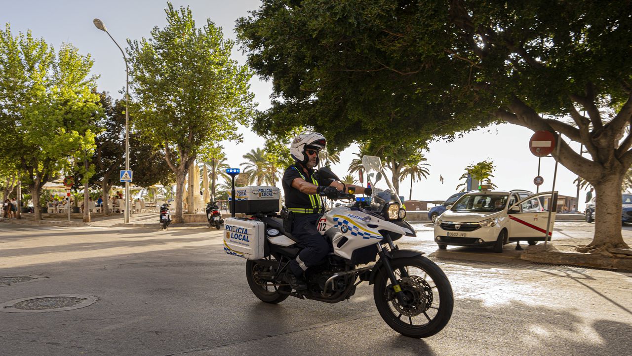 Een motoragent op Mallorca in de kustplaats El Arenal.