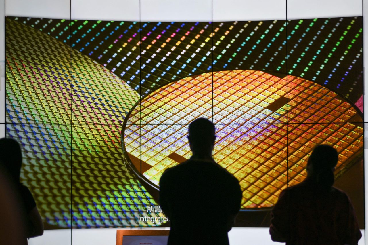 Bezoekers van het TSMC Museum of Innovation in Taiwan bekijken beelden van ‘wafers’. Wafers zijn dunne, glimmende schijven silicium waarvan microchips worden gemaakt.