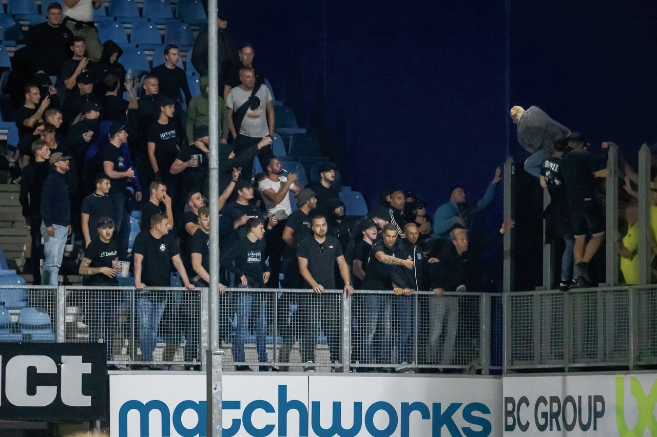 Fans van PEC Zwolle proberen het vak met Sparta-supporters binnen te komen. De KNVB gaat PEC helpen om de camerabeelden te analyseren.