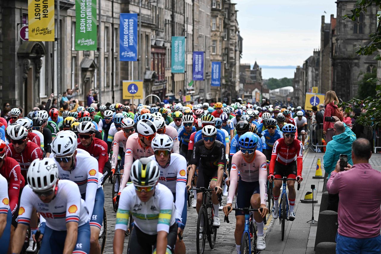 De renners zondag aan het begin van de route, op de Royal Mile in Edinburgh.