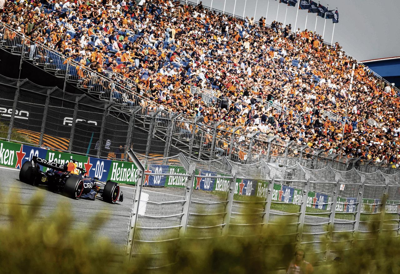 Max Verstappen vrijdag in zijn Red Bull tijdens de eerste vrije training voor de Grote Prijs van Nederland op Circuit Zandvoort.