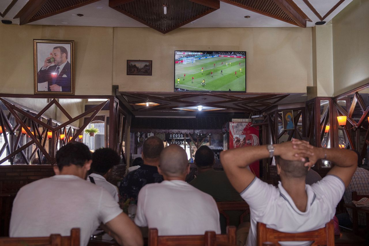 Fans van Marokko kijken in Rabat naar de wedstrijd donderdag tussen Marokko en Colombia. De vrouwen van Marokko wonnen met 1-0.