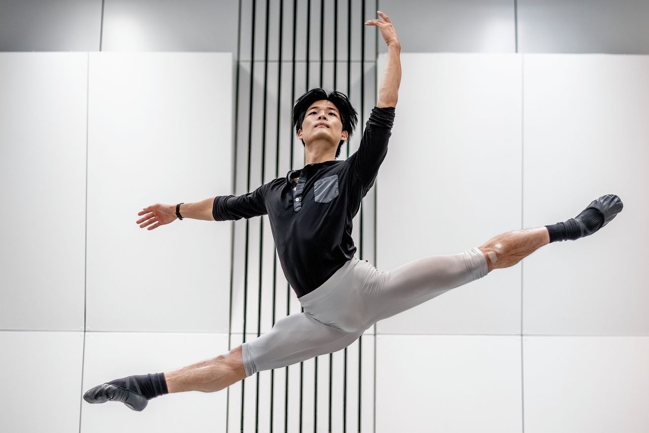 Young Gyu Choi, danser bij Het Nationale Ballet: âDansen is hard werken, maar op het podium voel ik me vrij en geniet ikâ