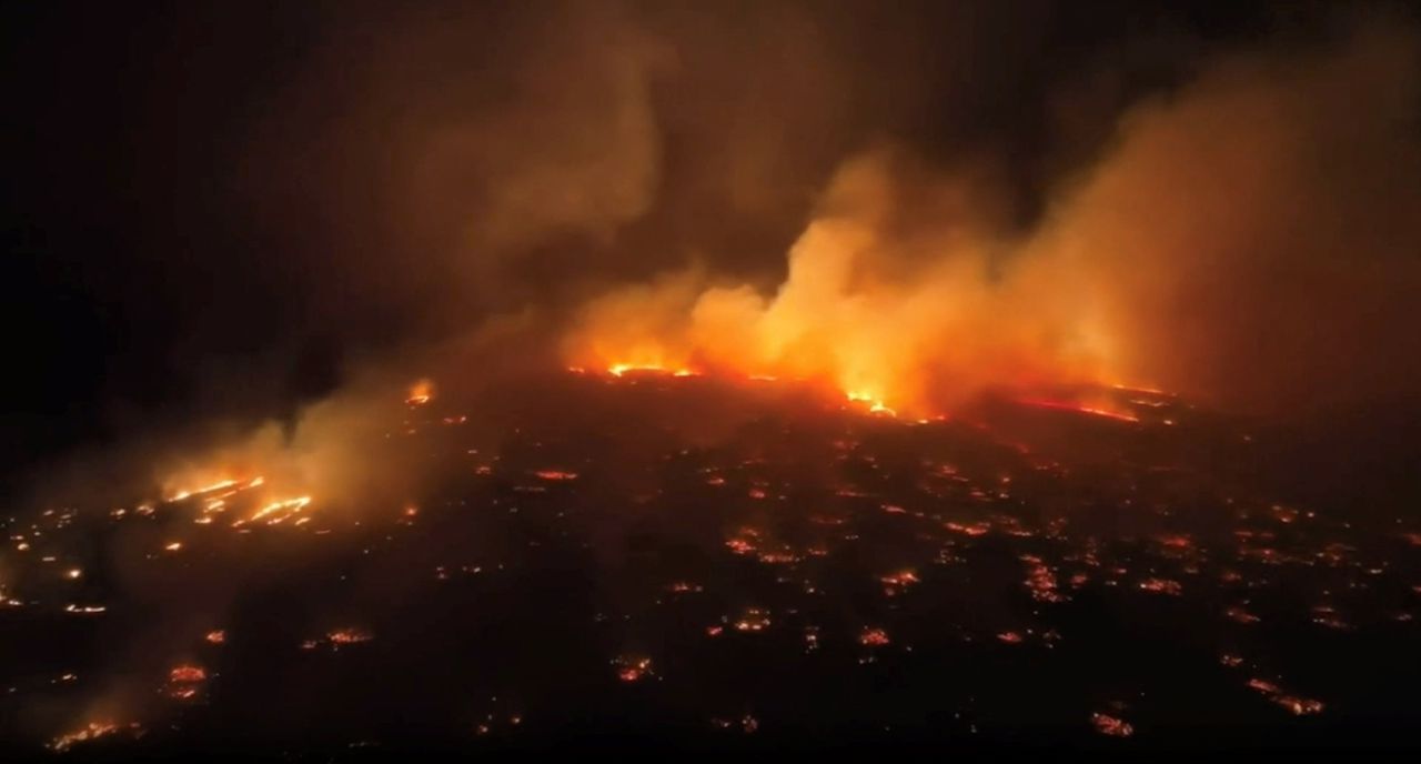 Een luchtfoto van een bosbrand in Kihei op Maui.