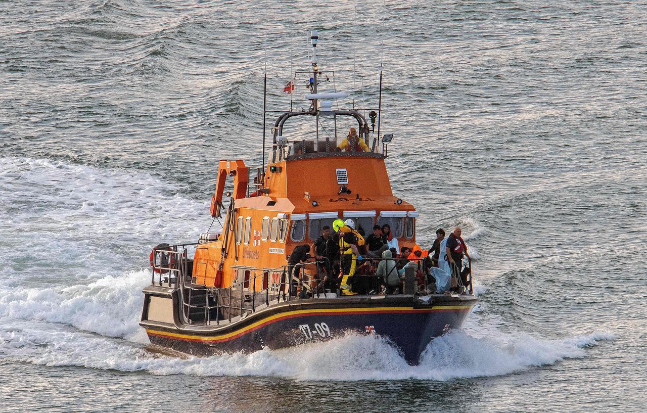 Geredde schipbreukelingen komen aan in de haven van Dover.