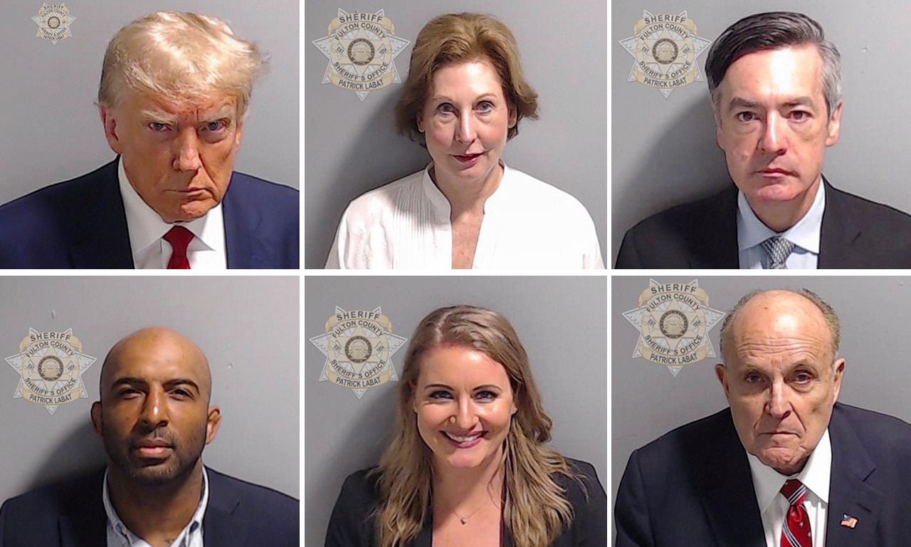 De arrestantenfoto’s van ex-president Trump (links) en zijn medeverdachten. Met de klok mee, na Trump: Sydney Powell, Kenneth Chesebro, Rudy Giuliani, Jenna Ellis, Harrison Floyd.