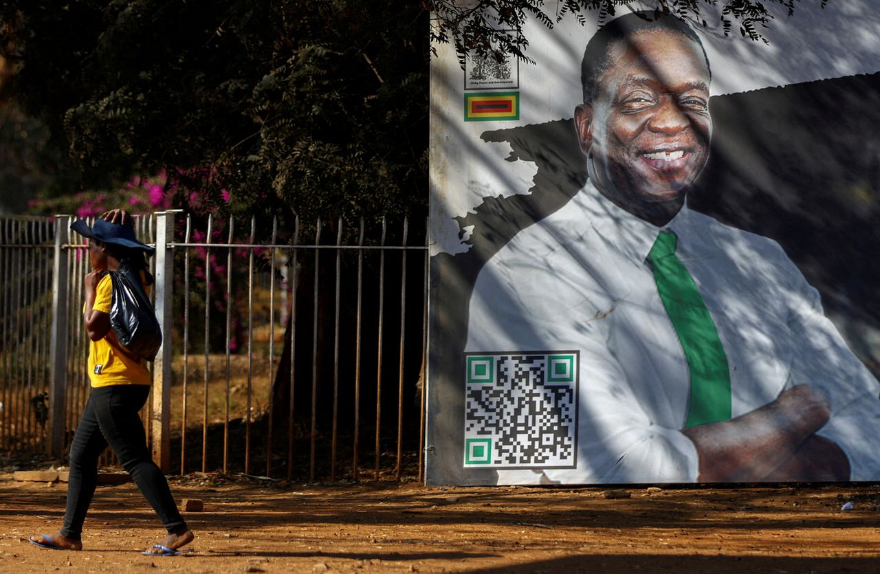 Een billboard met president Emmerson Mnangagwa in hoofdstad Harare.