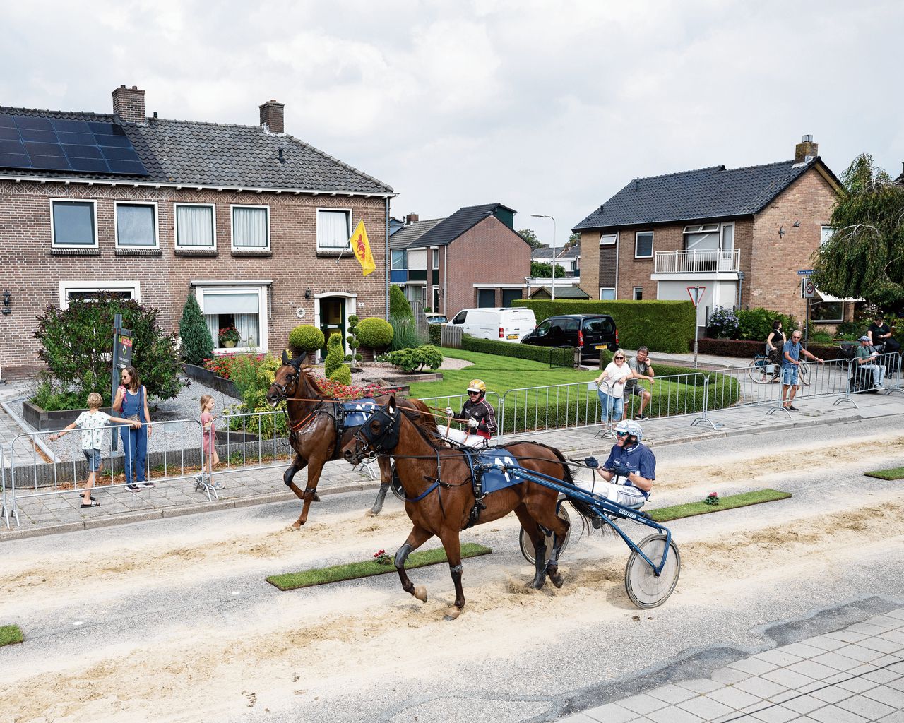 Kortebaandraverij tijdens de Bemmelse Paardendagen in het dorp Bemmel, waar velen een gokje op de races wagen.