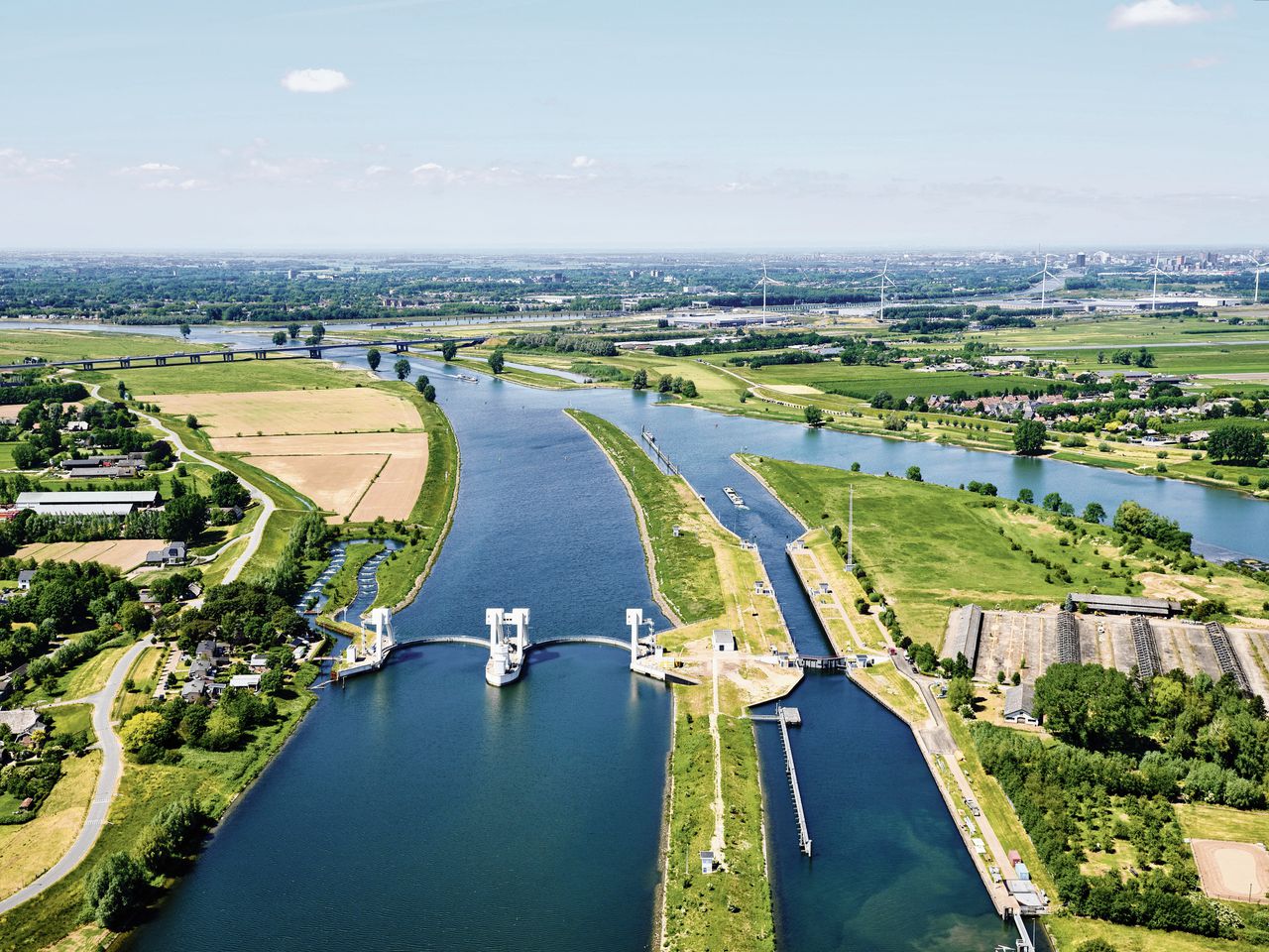 Rijkswaterstaat laat bij stuw Hagestein extra water door als de monding van de Lek te zout wordt.