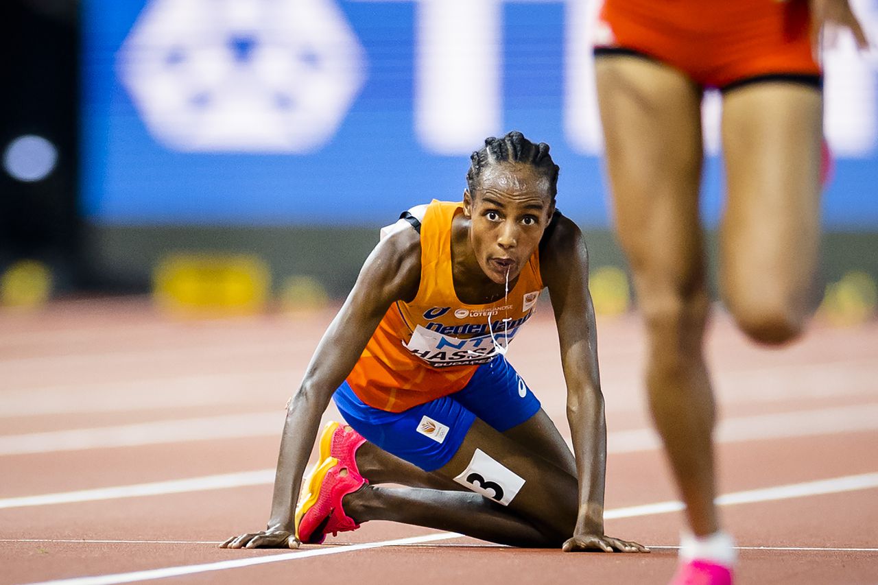 Sifan Hassan valt vlak voor de finish in de finale op de 10000 meter tijdens de eerste dag van de wereldkampioenschappen atletiek.