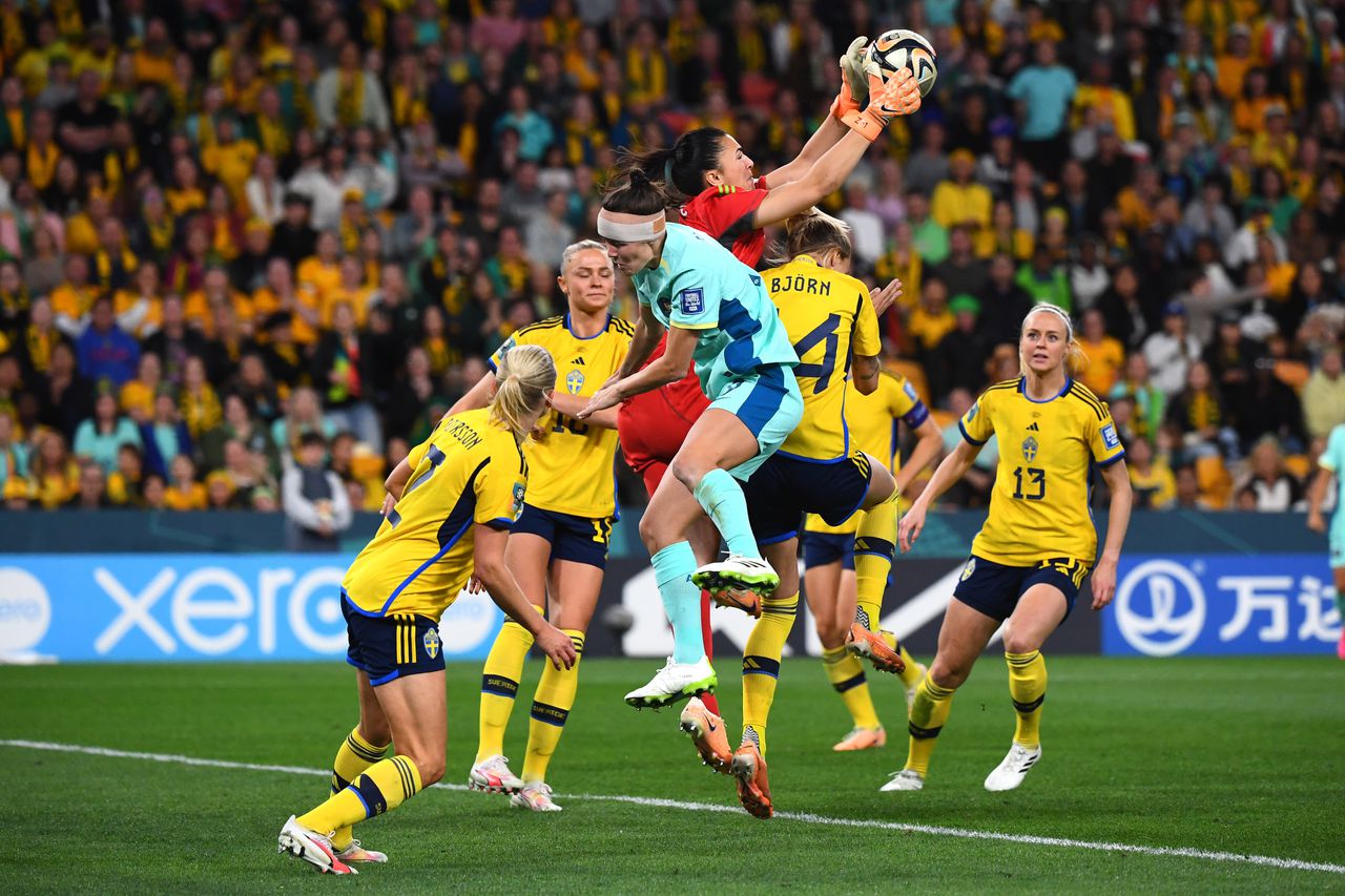 Een redding van de Zweedse keeper Zećira Mušović, zaterdag tijdens de troostwedstrijd tussen Zweden en Australië in Brisbane.