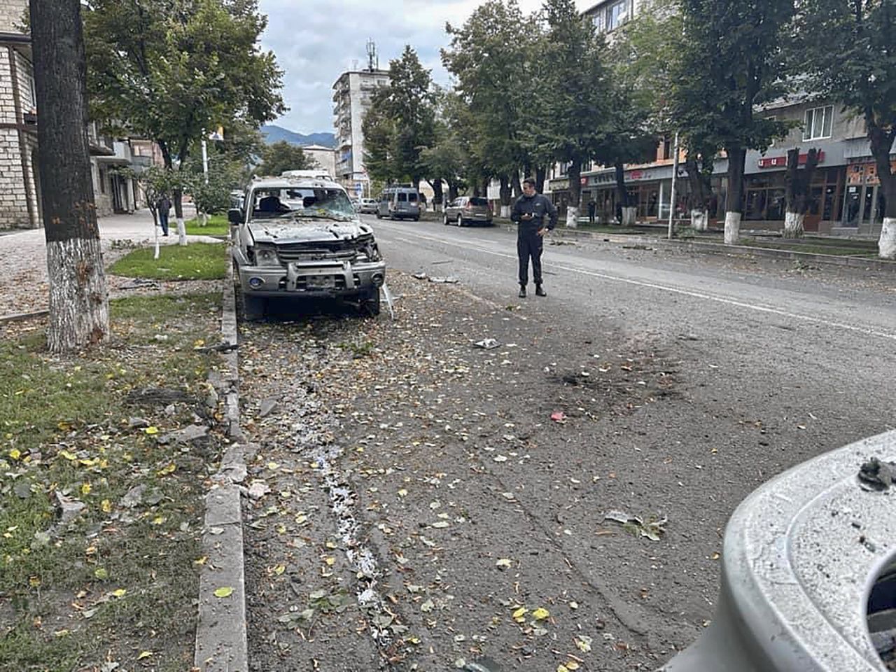 Een voertuig dat is beschadigd na de Azerbeidjaanse militaire operatie in Stepanakert, de hoofdstad van Nagorno-Karabach.