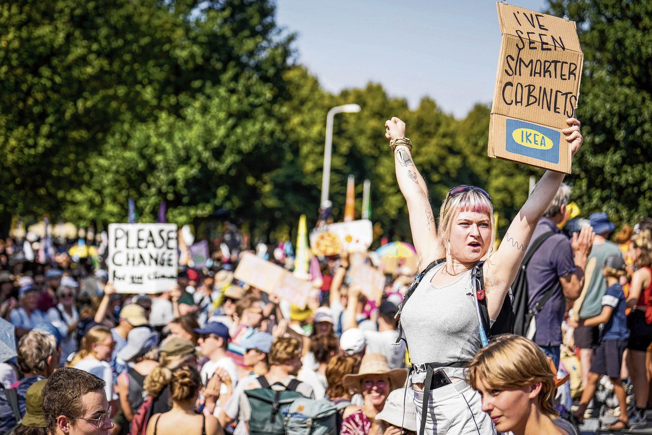 Activisten van klimaatbeweging Extinction Rebellion blokkeren sinds het middaguur de Utrechtsebaan op de A12 in Den Haag.