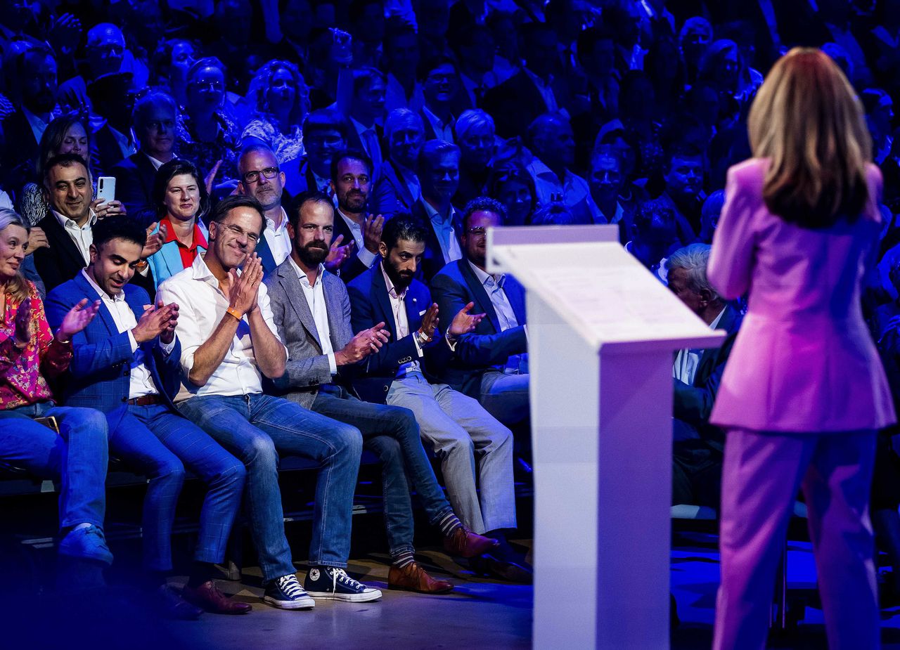 Lijsttrekker Dilan Yesilgöz bedankt voormalig partijleider Mark Rutte tijdens een toespraak op het partijcongres van de VVD. Foto Remko de Waal