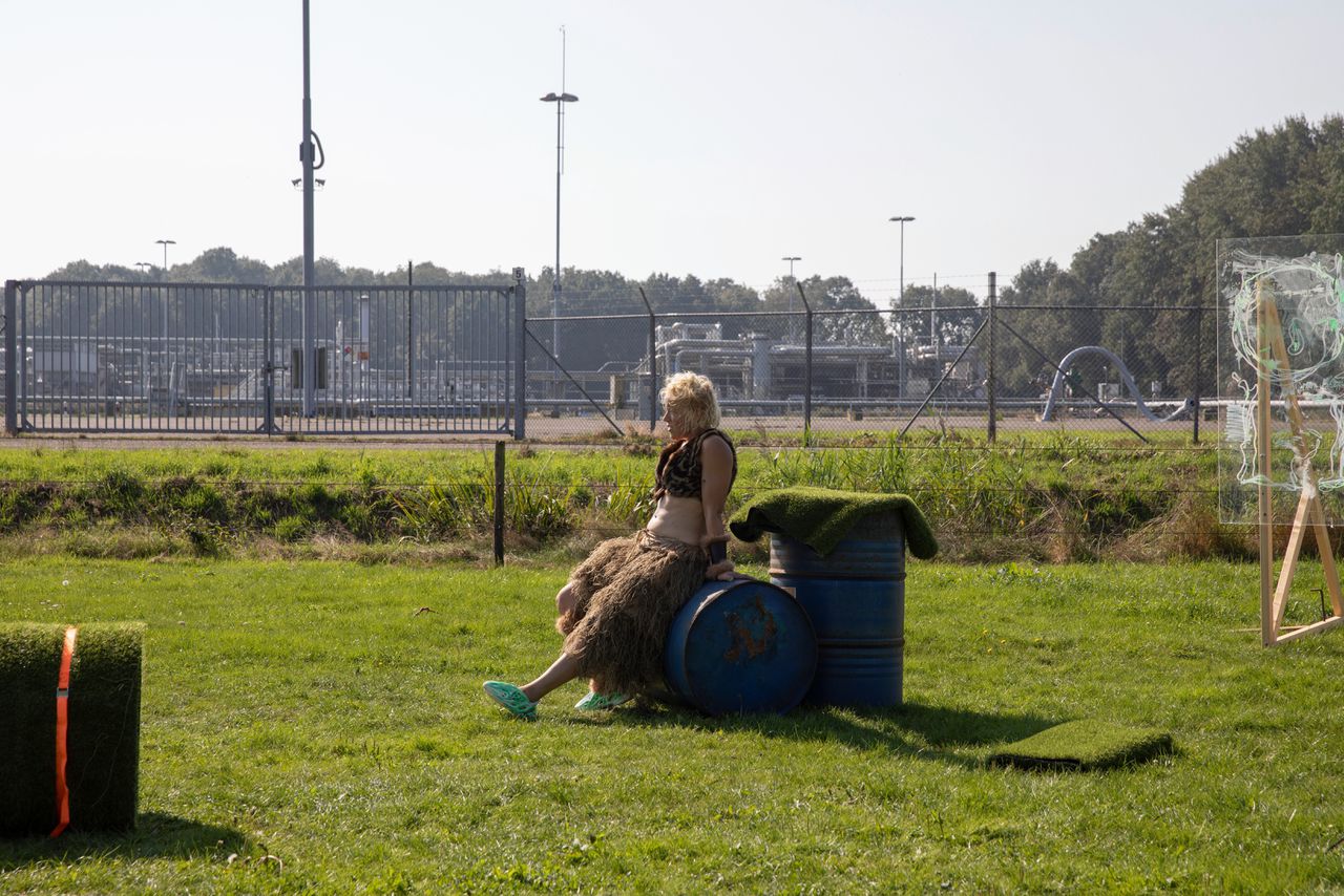 Noa-Marthe Prins tijdens haar performance op de manifestatie Green Fields/Subsurface.