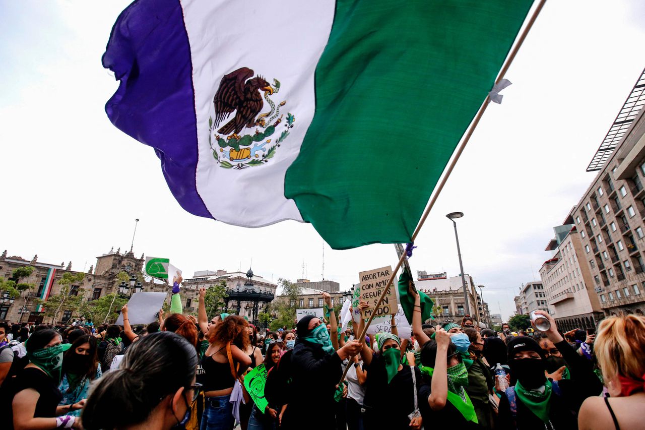 Voorstanders van het legaliseren van abortus demonstreerden in september 2020 in Mexico. Drie jaar later heeft het Hof de ingreep uit het strafrecht gehaald.