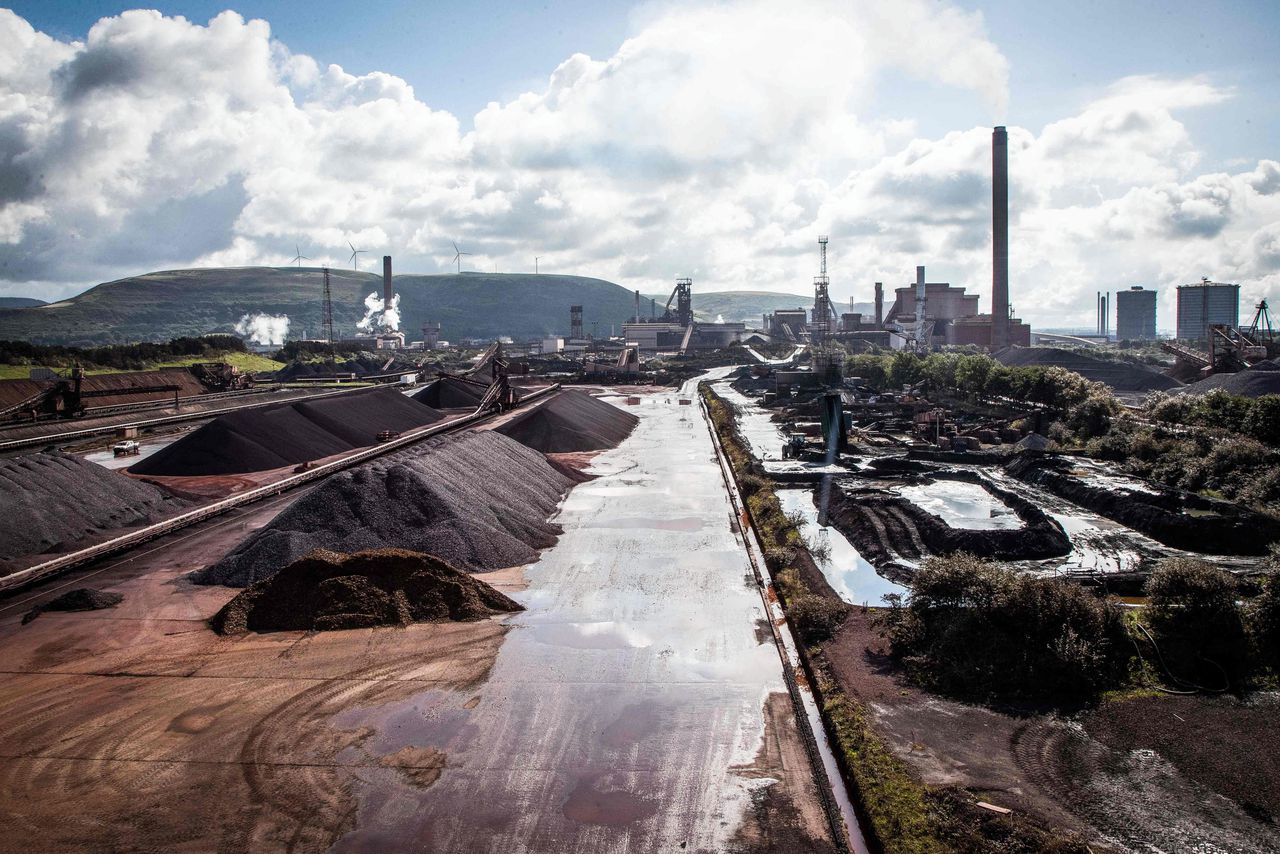 Materialen om staal mee te maken bij de fabrieken van Tata Steel in Port Talbot. Tata Steel heeft 4.000 werknemers in Port Talbot.