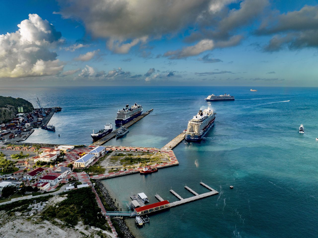 Sint Maarten is ook een populaire bestemming voor cruiseschepen, die aan de zuidkant van het eiland aanmeren.