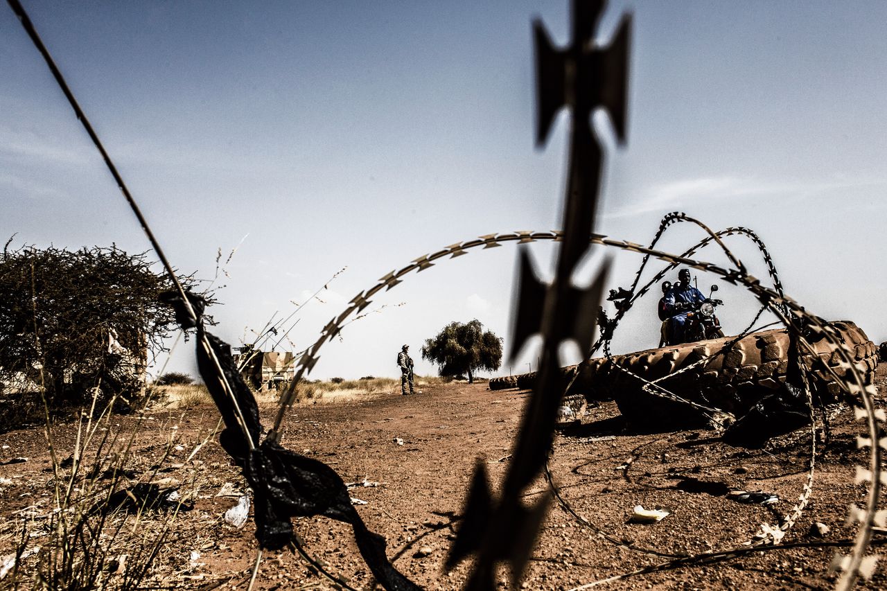 Een Duitse patrouille van de VN-missie in Mali passeert een checkpoint met Malinese militairen.