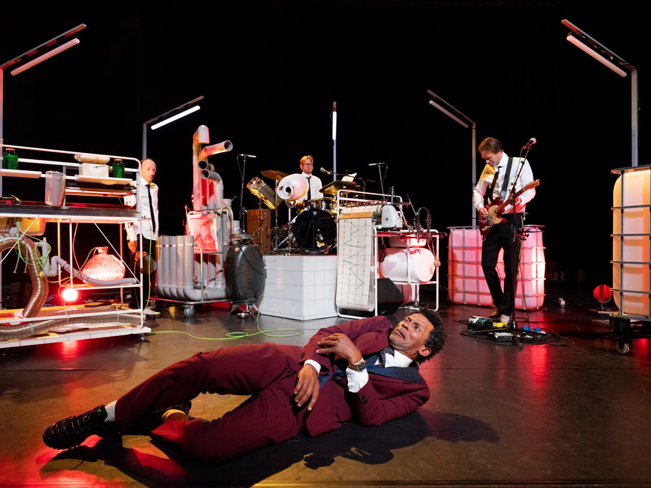 Tafel van Vijf Muziektheater repeteert voor de muzikale ‘gamevoorstelling’ De Nederlandsche Cocaïnefabriek. De voorstelling laat jongeren in teams nadenken over drugs en drugsgeweld.