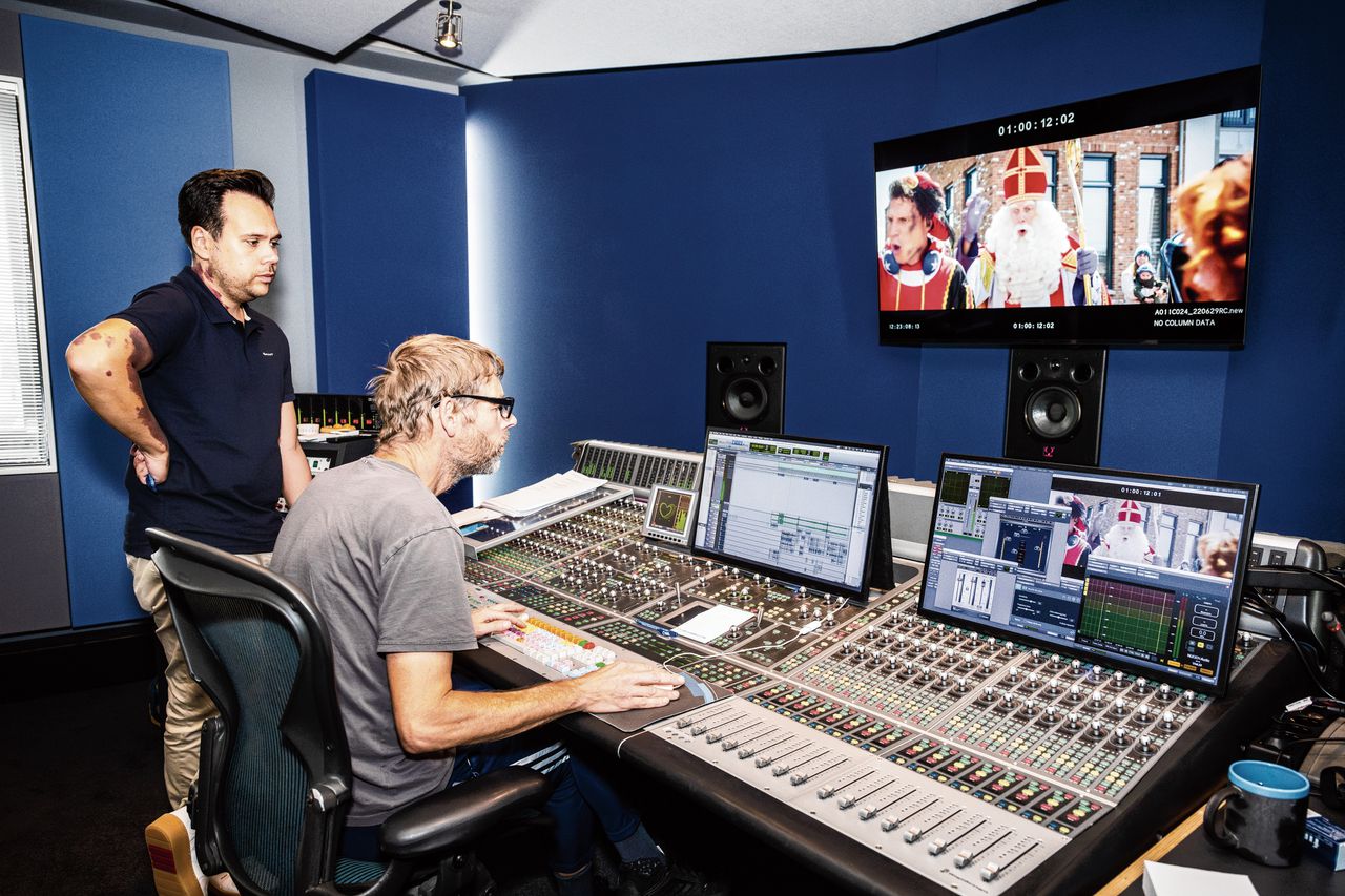 Regisseur Lucio Messercola (l) en sound editor Ruud Jahae in het post-productiebedijf Cinemeta in Amsterdam