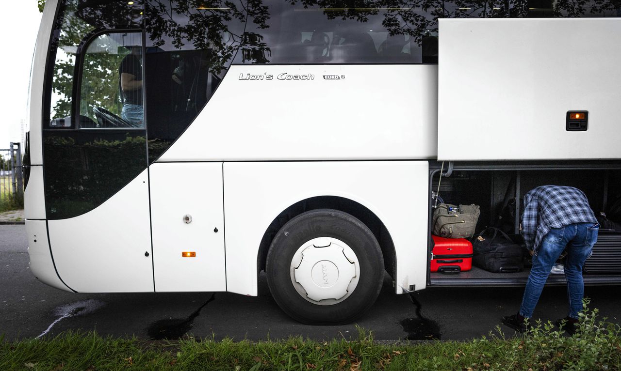 Asielzoekers arriveren in een tijdelijk verblijf voor asielzoekers in Amsterdam-Zuidoost.