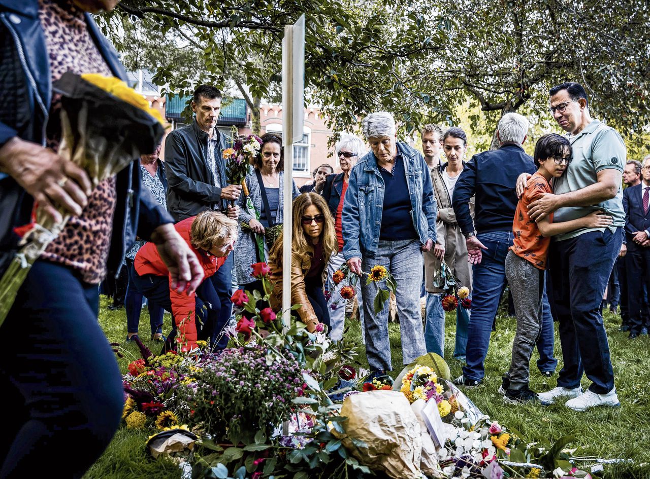 Bloemen en kaarsen liggen bij een spontaan opgericht monument vlakbij het gezondheidscentrum waar de 43-jarige huisarts werkte die in het Erasmus MC is doodgeschoten.