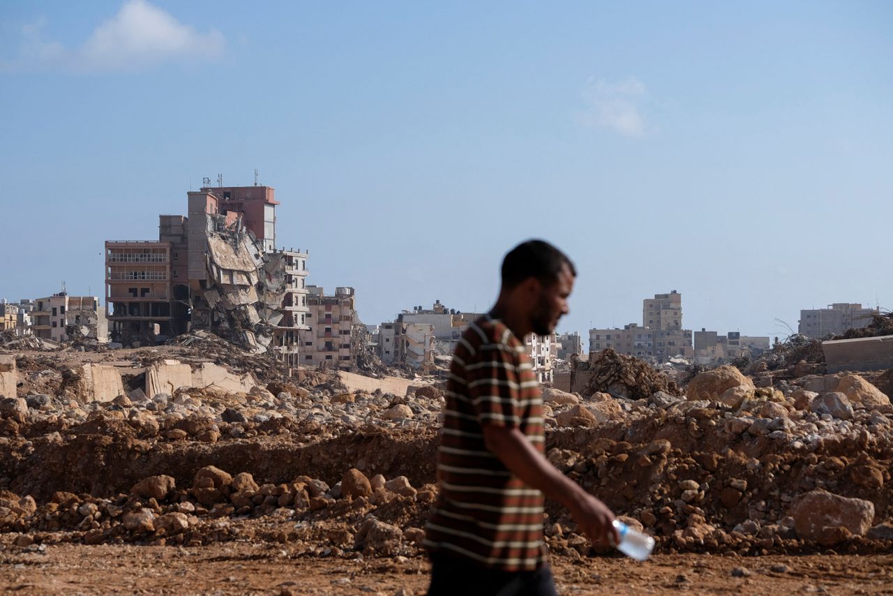 Een man loopt langs de puinhopen in Derna, na de overstromingen.