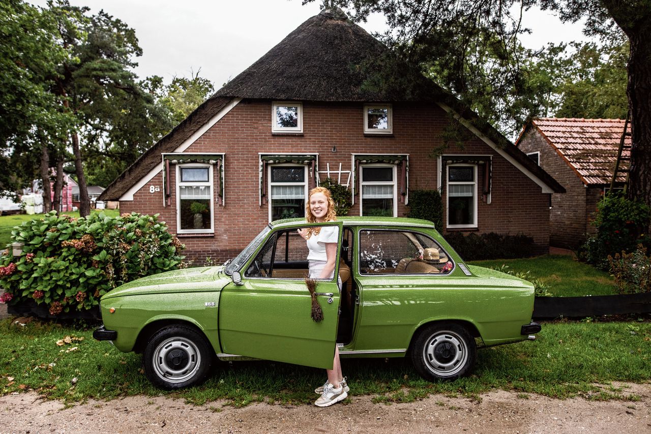 Hester Mussche bij haar eigen oldtimer, een DAF 66.