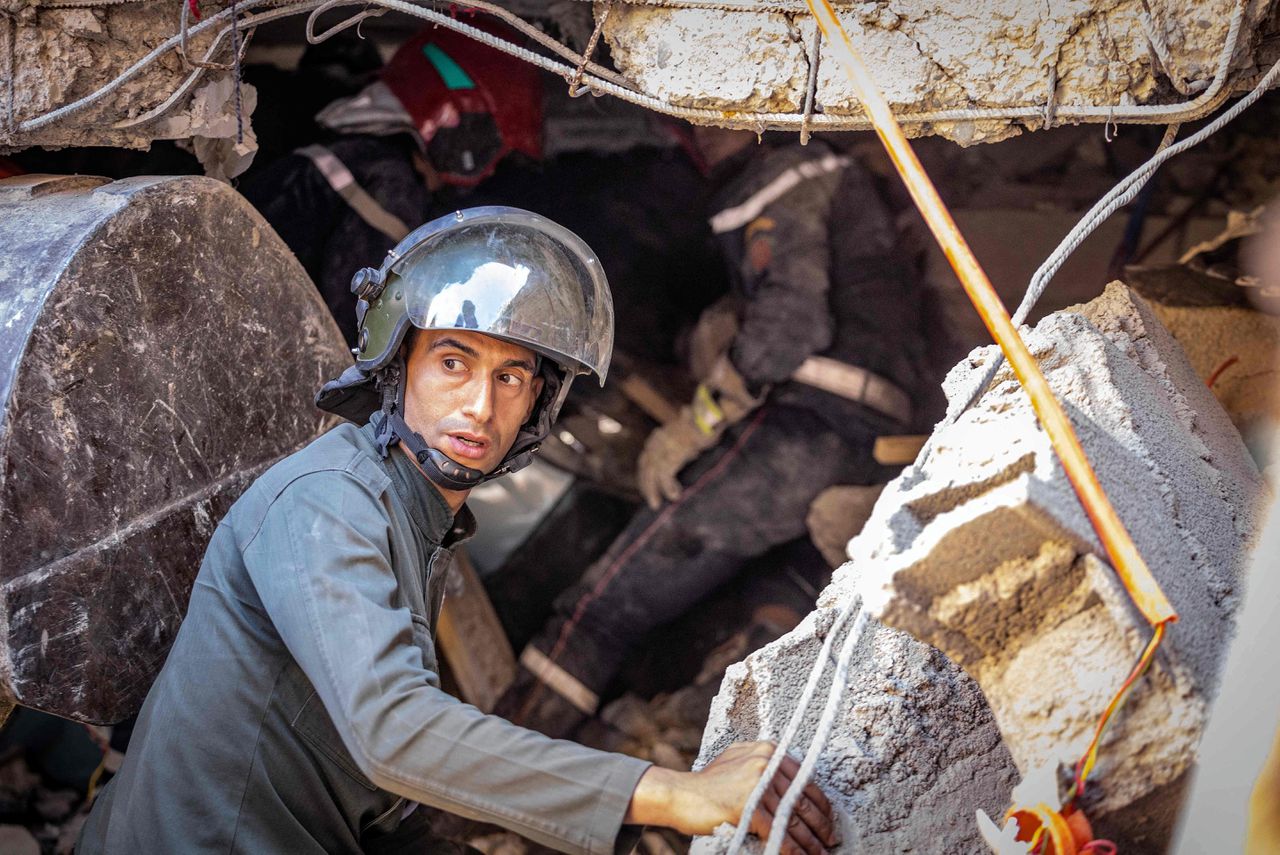 Een reddingswerker zoekt tussen het puin in het dorpje Moulay Brahim naar overlevenden. Stadjes en dorpjes zijn zwaar getroffen door de aardbeving in Marokko.