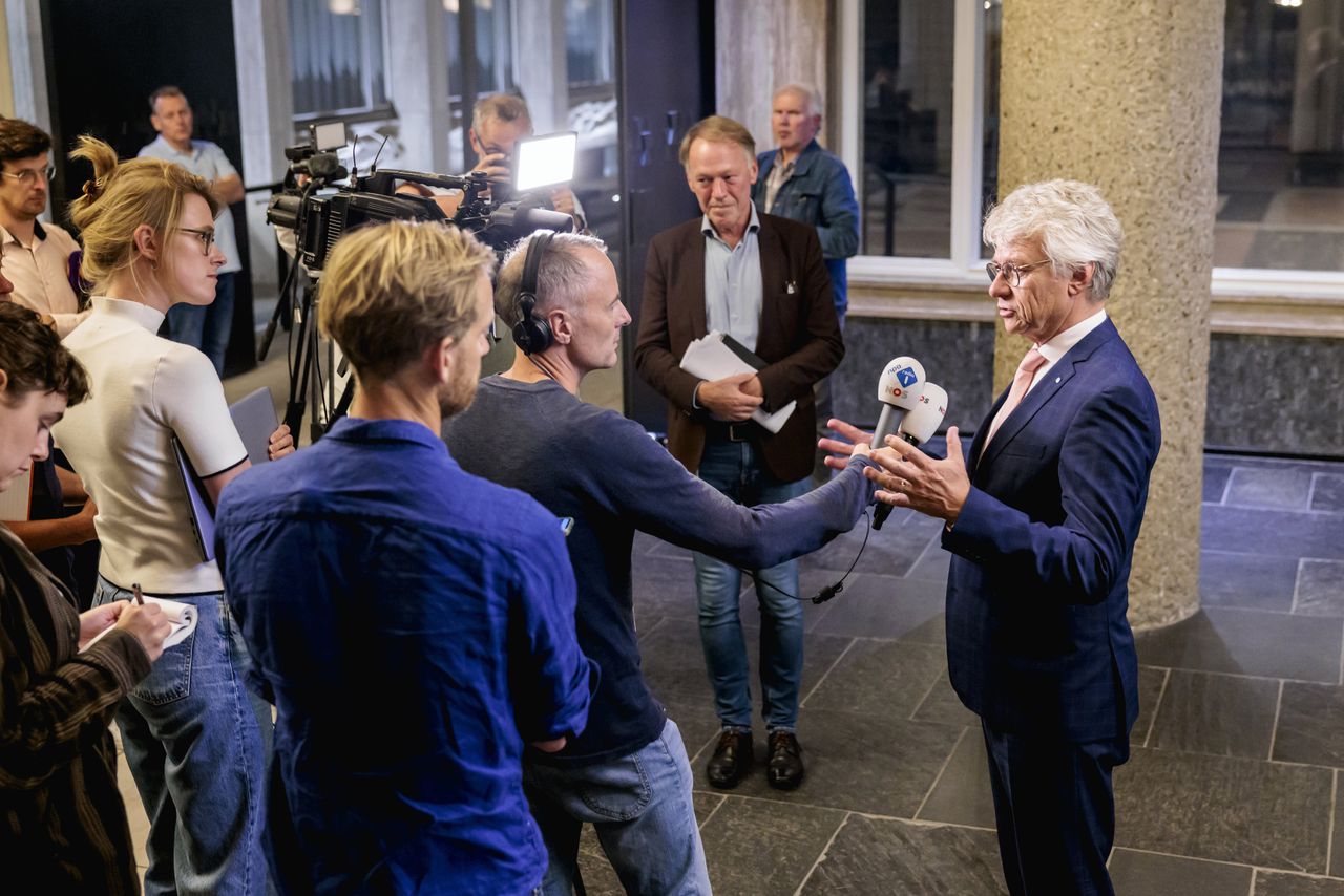 De Gelderse commissaris van de Koning John Berends staat de pers te woord na een ingelaste vergadering met de fractievoorzitters van de Provinciale Staten van Gelderland, op 18 september, na berichtgeving over meldingen over sociale onveiligheid op de werkvloer.