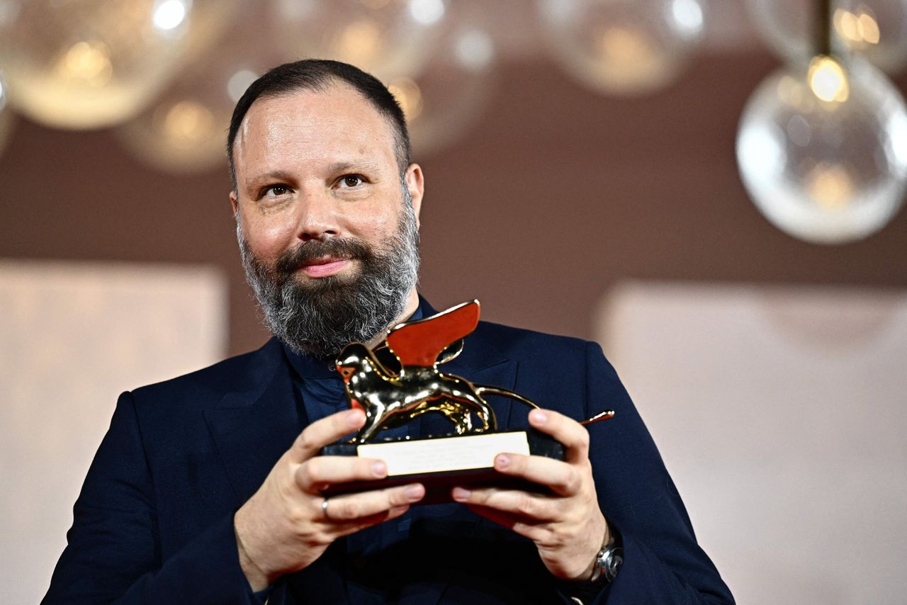 Yorgos Lanthimos met de Gouden Leeuw op het filmfestival van Venetië.