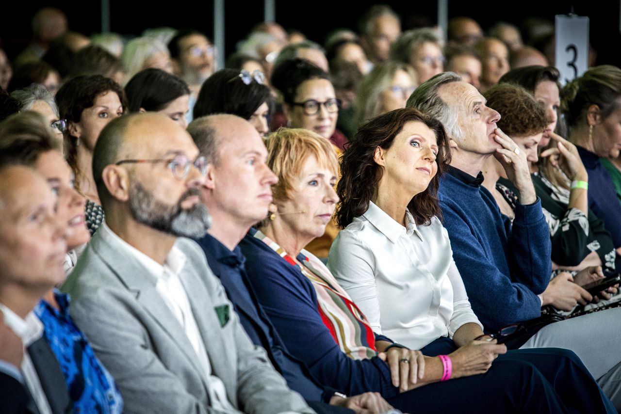 Partijleider Esther Ouwehand (in het wit) tijdens een congres van de Partij voor de Dieren.