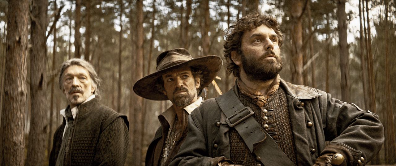 De drie musketiers Athos (Vincent Cassel, linka), Aramis (Romain Duris, midden) en Porthos (Pio Marmaï, rechts) in ‘Three Musketeers: D’Artagnan’.