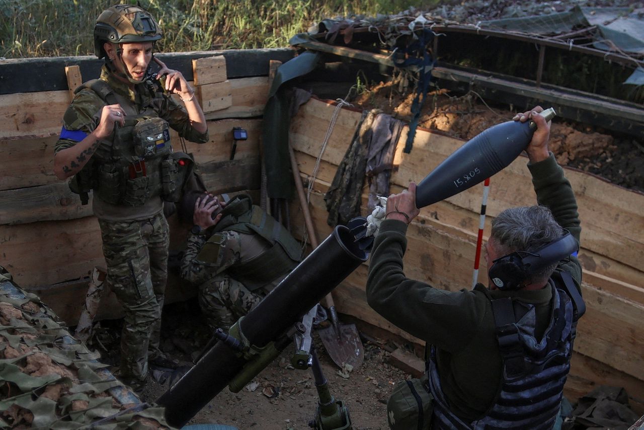 Oekraïense militairen vuren mortiergranaten in de richting van Russische troepen aan het front in de regio Zaporizja.