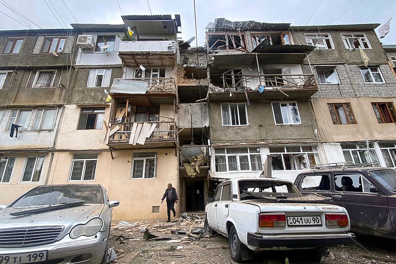 Woningen in Stepanakert, de hoofdstad van Nagorno-Karabach, zijn door beschietingen beschadigd.