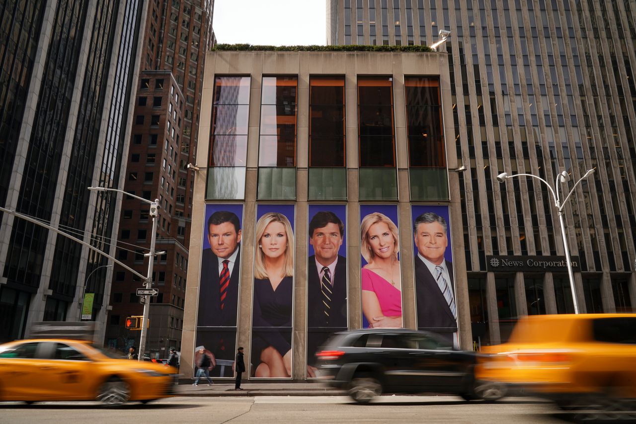 In New York sieren foto’s van Fox News-presentatoren het News Corporation-gebouw aan 6th Avenue. In het midden het dit jaar ontslagen kijkcijferkanon Tucker Carlson.