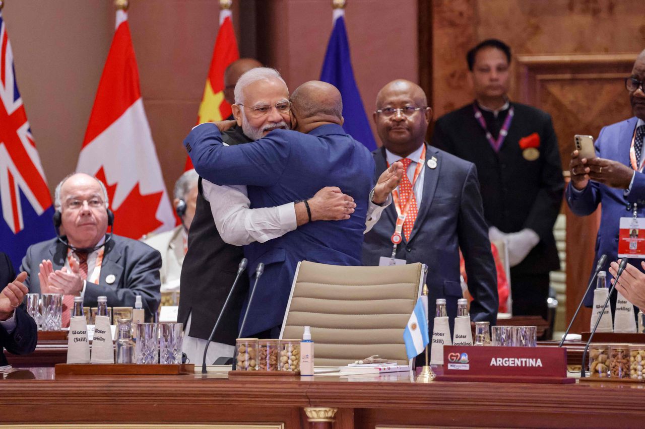 De Indiase premier Narendra Modi (links) geeft AU-voorzitter Azali Assoumani een knuffel nadat hij hem heeft uitgenodigd voor de G20.