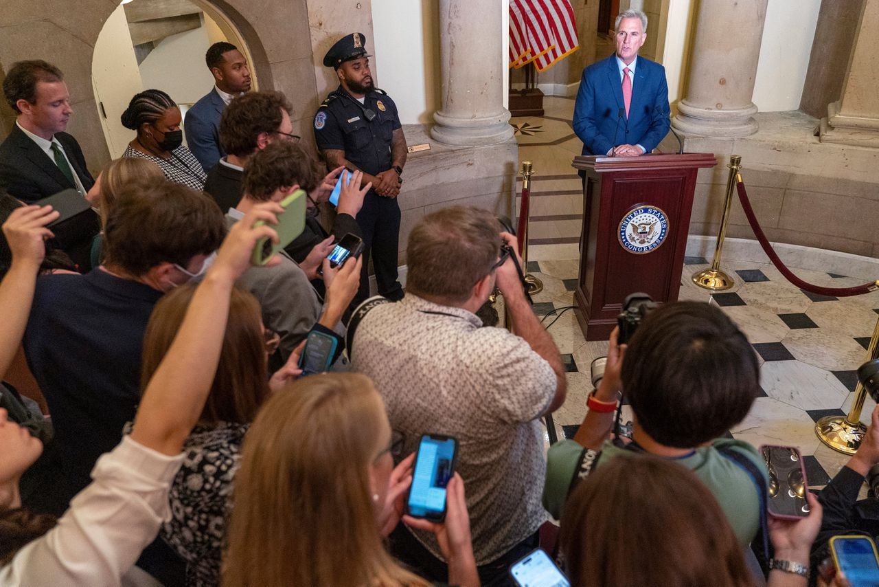 Top-Republikein Kevin McCarthy kondigt dinsdag aan dat hij als voorzitter van het Huis commissies formeel heeft opgedragen een impeachment-onderzoek naar president Biden te openen, de eerste stap in een afzettingsprocedure.