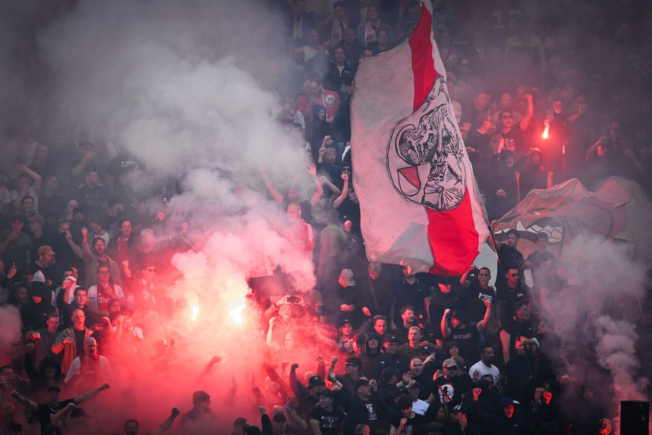 Ajax-supporters steken vuurwerk af tijdens de wedstrijd tegen Feyenoord in de Johan Cruijff ArenA.