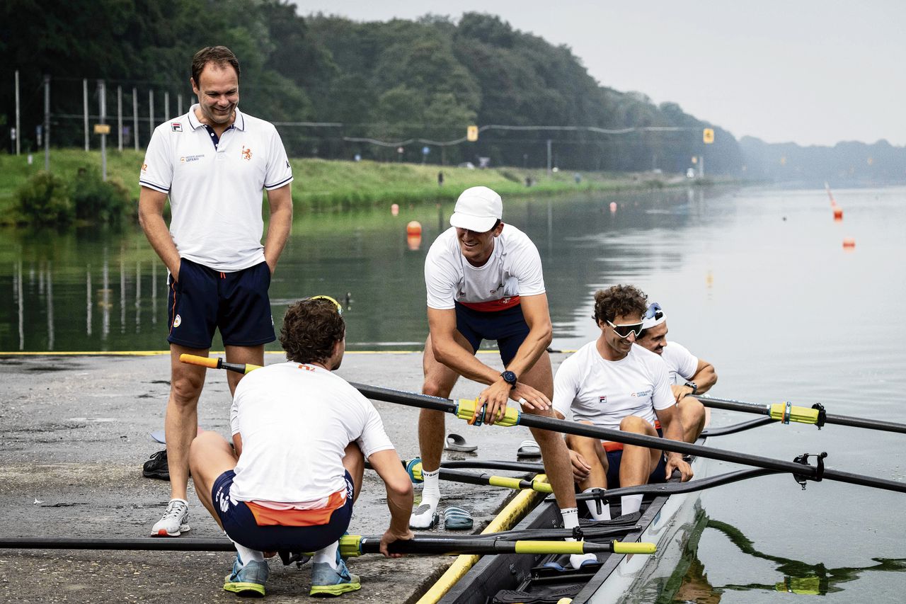 Bondscoach Eelco Meenhorst (l) tijdens een open training van de Nederlandse roeiploeg voor de WK.