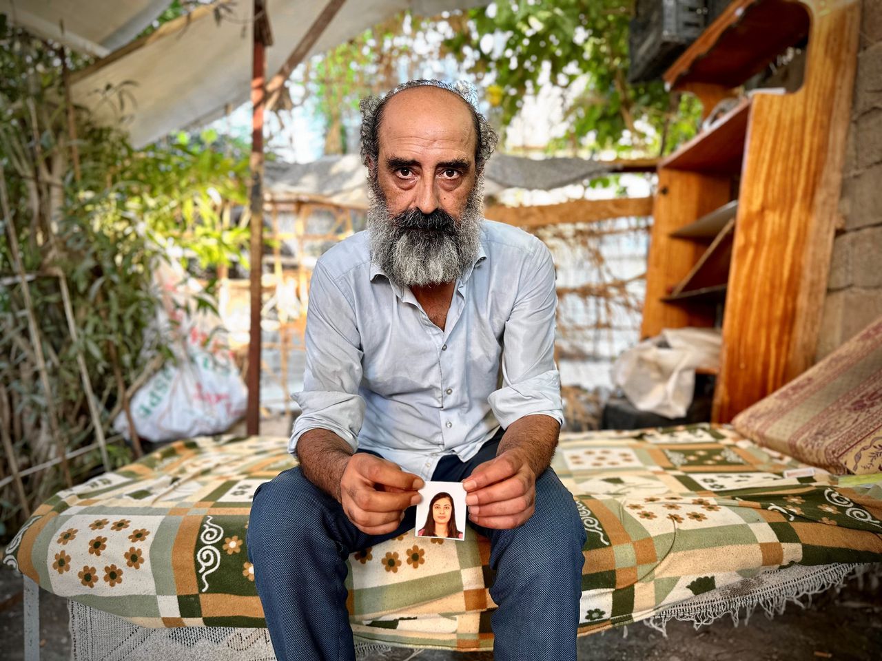 Ayhan Balikçi toont een foto van zijn dochter Handan, die in Antakya in het ziekenhuis lag dat instortte tijdens de aardbeving, begin dit jaar.