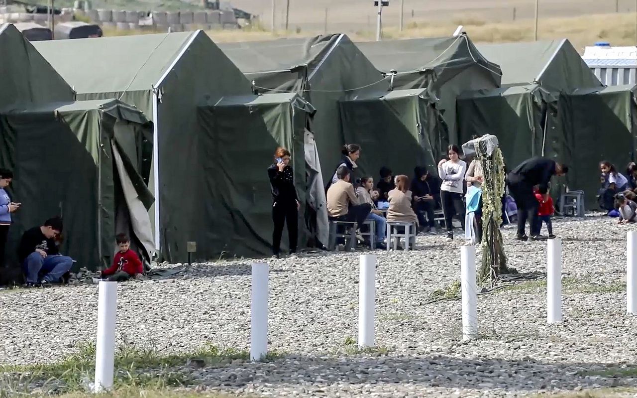 Ontheemde Karabach-Armenen in een kamp dat wordt bewaakt door Russische vredessoldaten.