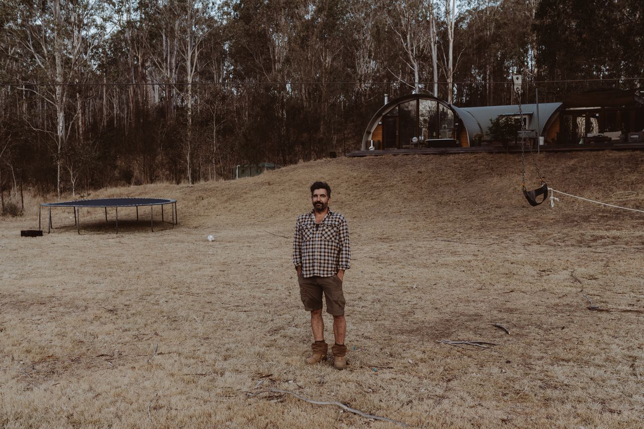 Hamish Hudson staat bij zijn huis in de Araluen vallei in het zuidoosten van Australië.