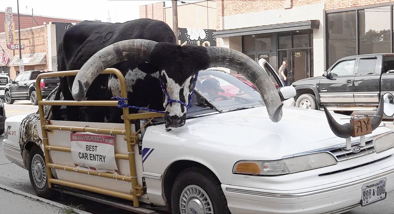 Stier Howdy Doody in de voor hem aangepaste Ford, in Norfolk, Nebraska.