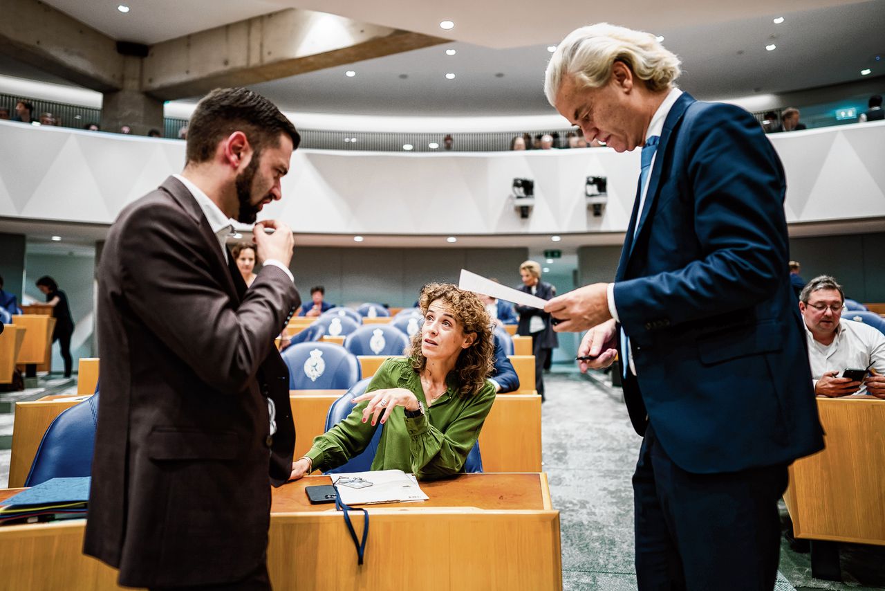 Van links naar rechts: Stephan van Baarle (DENK), Sophie Hermans (VVD) en Geert Wilders (PVV) tijdens de tweede dag van de Algemene Politieke Beschouwingen in de Tweede Kamer.