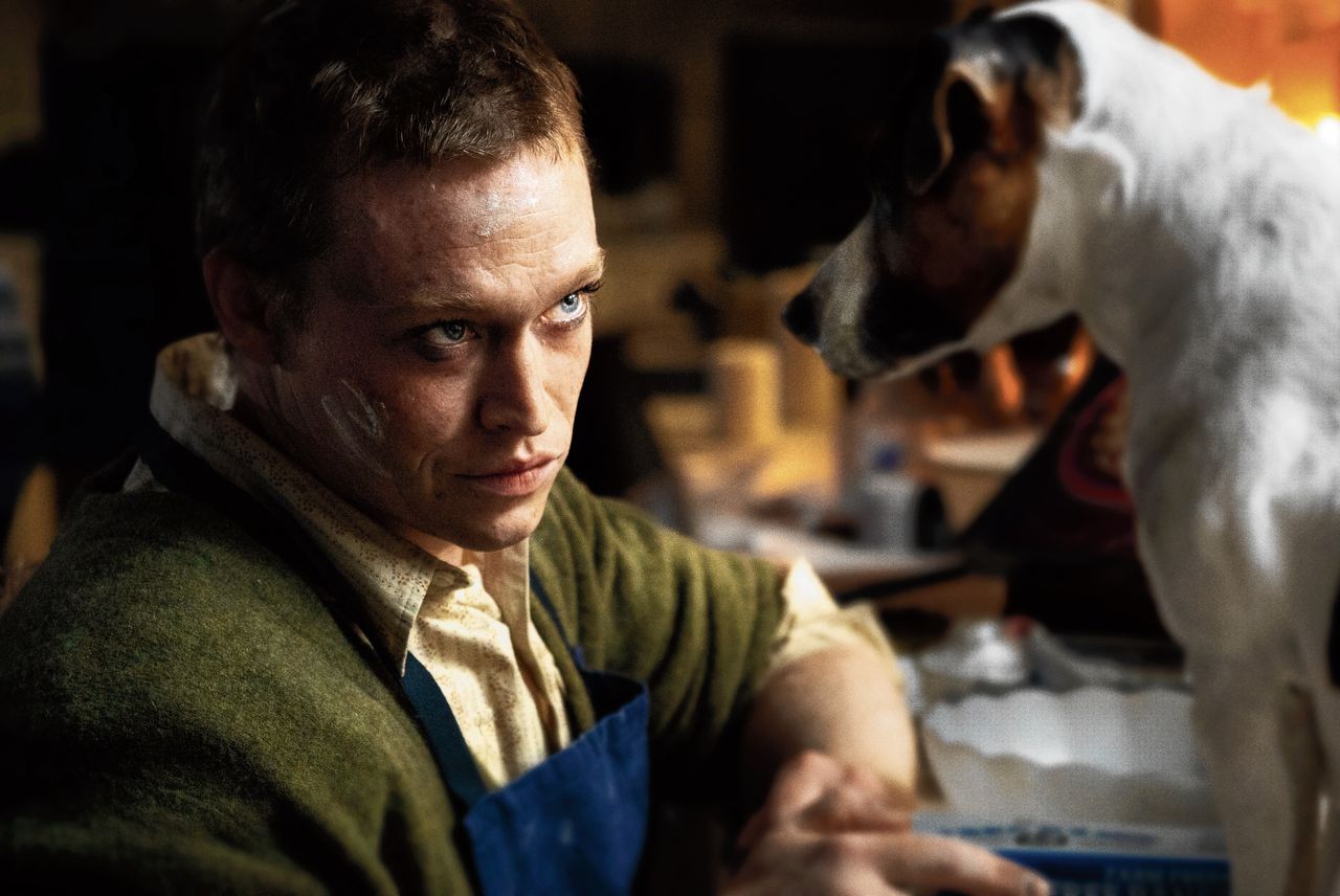 Caleb Landry Jones als de mishandelde Douglas, die honden meer vertrouwt dan mensen in ‘Dogan’.