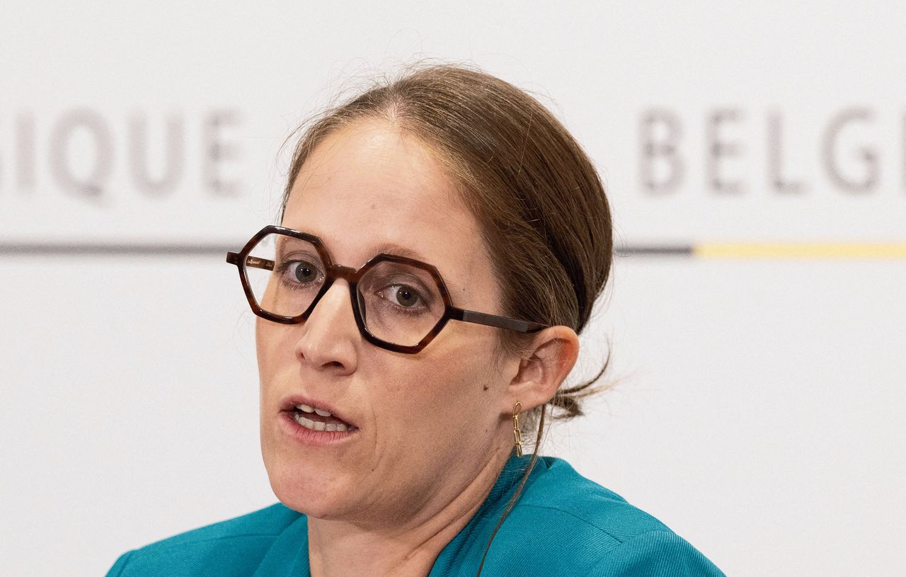 Staatssecretaris Nicole de Moor tijdens een persconferentie in Brussel, op 1 september 2023.